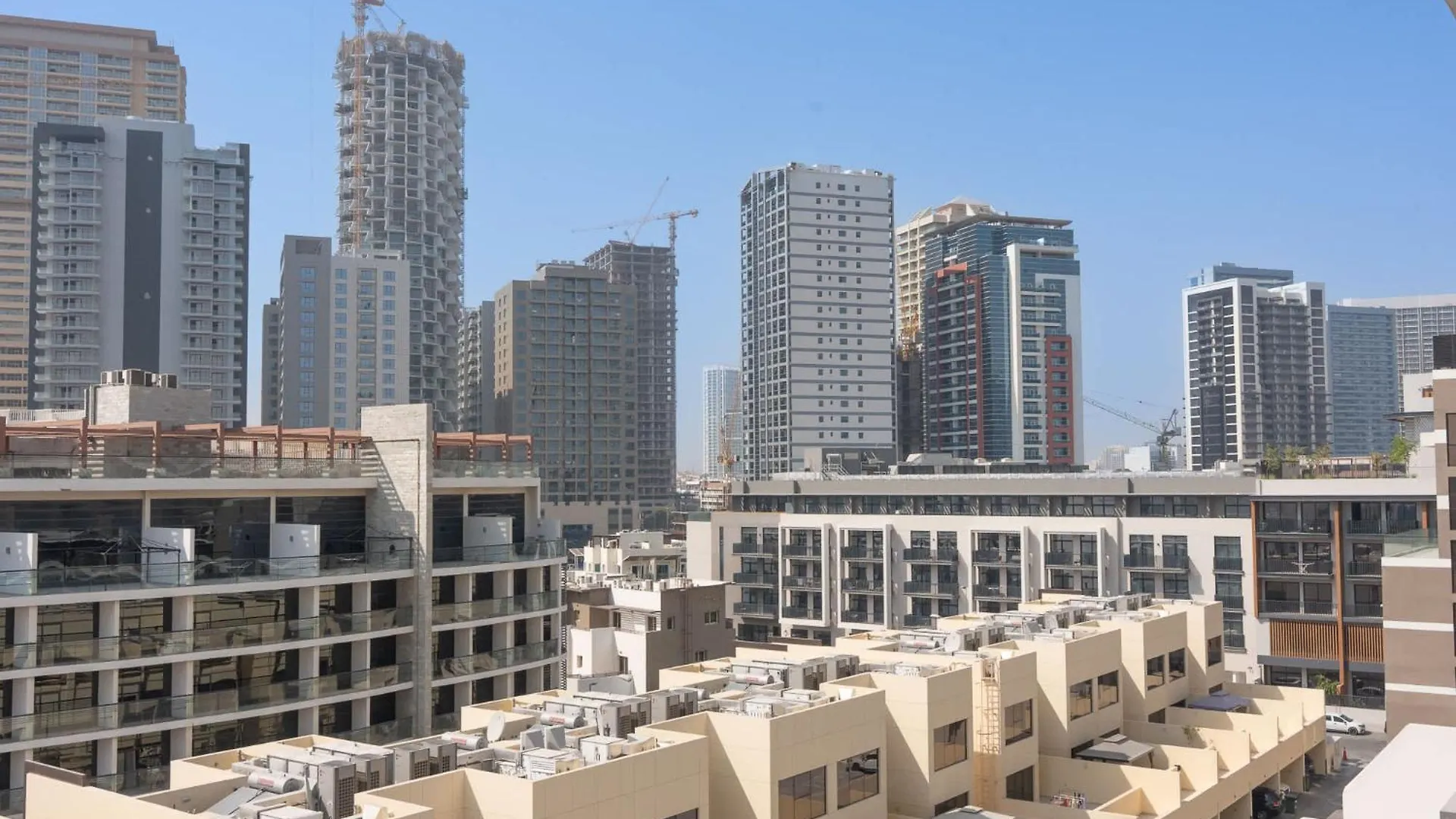 An Eye-Captivating Studio In Living Garden 2 Dubai 0*,
