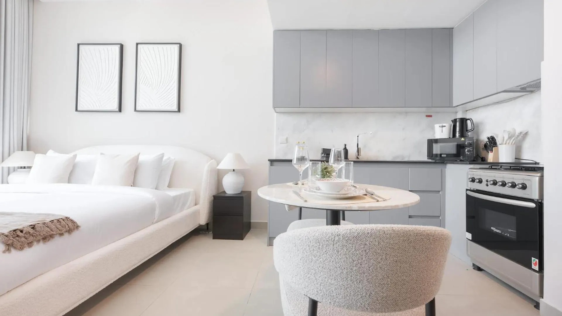 An Eye-Captivating Studio In Living Garden 2 Dubai Daire