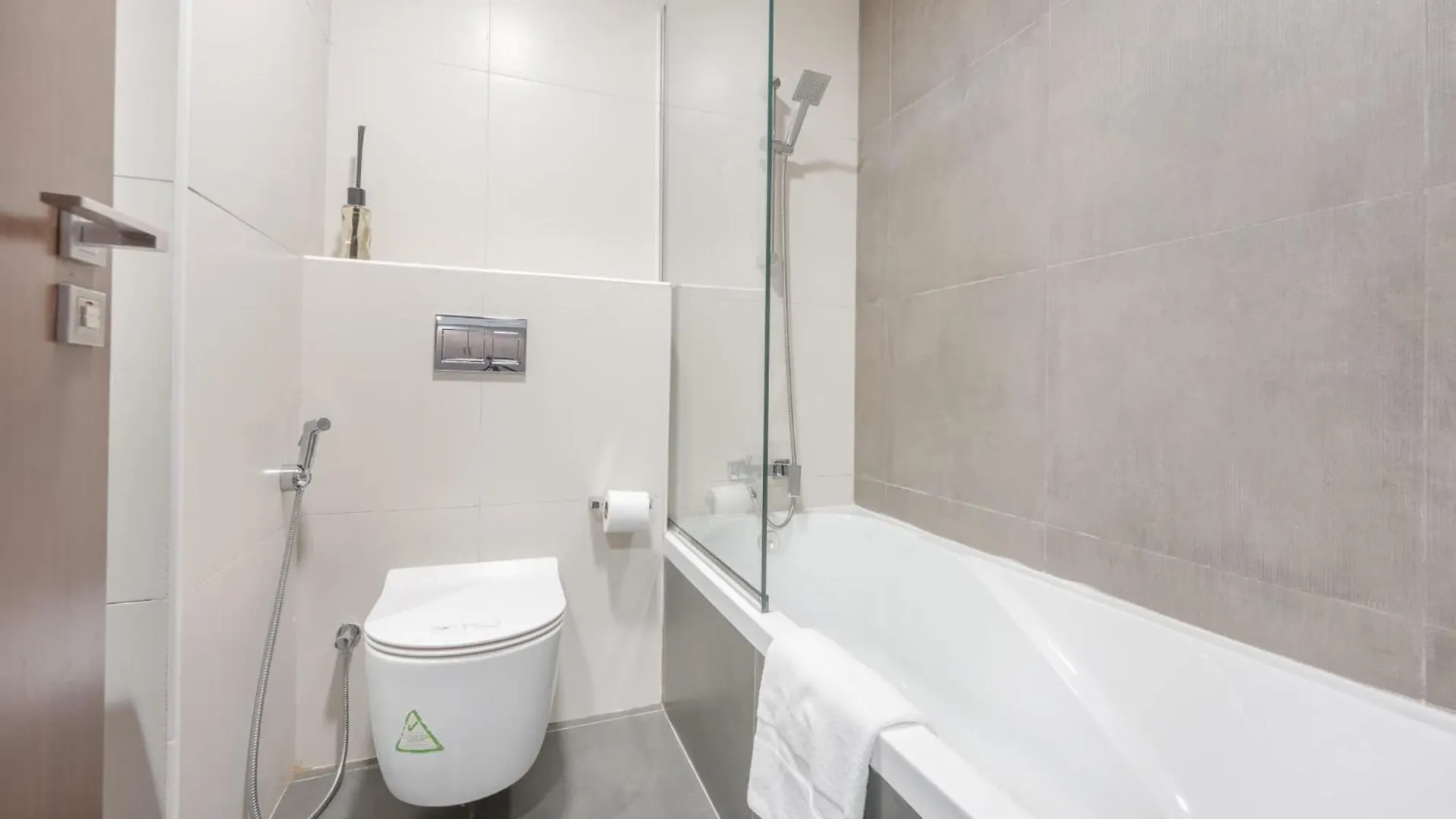 An Eye-Captivating Studio In Living Garden 2 Dubaj